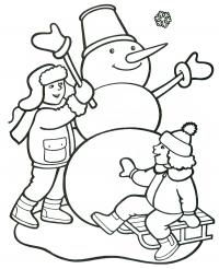 Дети возле снеговика, сани 