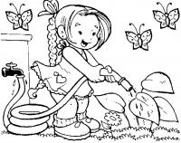 Девочка поливает огород на даче 