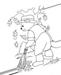 Медвежонок подметает листья 