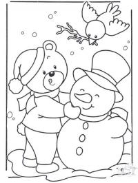 Новогодние раскраски, медвежонок лепит снеговика 
