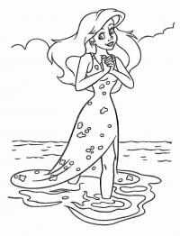 Раскраски идет русалка стала девушкой и идет по воде на берег 