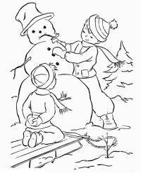 Мальчики лепят снеговика, елка 