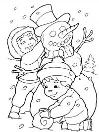 Раскраски для детей зимние забавы. дети лепят снеговика, падает снег, елочка 
